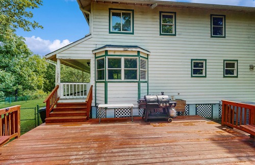 Marshall House | Charming Riverfront House with Full Kitchen, Wifi, and Central AC | Dog-Friendly