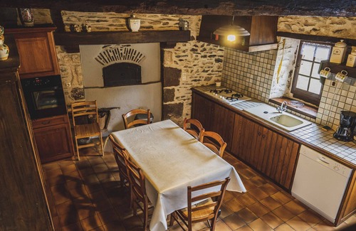 Rouez Cottage | Charming Riverside Cottage with Fishing & Wifi, Near Historic Sites