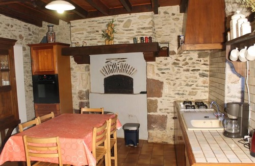 Rouez Cottage | Charming Riverside Cottage with Fishing & Wifi, Near Historic Sites