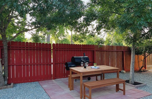 Riverside Apartment | Charming Riverside guesthouse near UCR, Downtown & plazas
