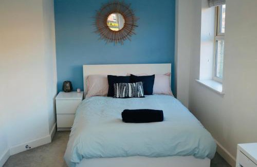 Leeds House | Charming room and private bathroom in home, Walking distance to Leeds city Center with free parking