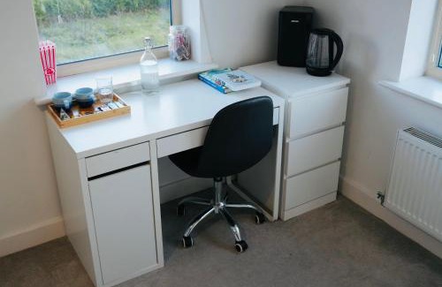 Leeds House | Charming room and private bathroom in home, Walking distance to Leeds city Center with free parking