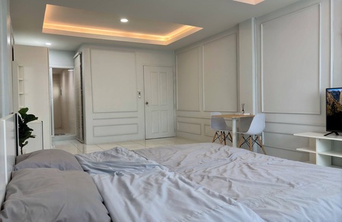 Chiang Mai House | Charming Room in a townhome in the lovely Tambon Pa Daet with AC, WiFi