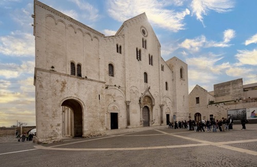 Old Town Apartment | Charming room of about 40 square meters, ideal for two people, located on the ground floor of a historic building (there is a small step at the entrance). Furnished with taste and attention to detail, it offers a warm and suggestive atmosphere, embellish