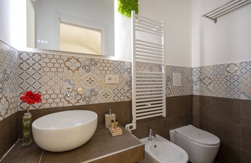 Old Town Apartment | Charming room of about 40 square meters, ideal for two people, located on the ground floor of a historic building (there is a small step at the entrance). Furnished with taste and attention to detail, it offers a warm and suggestive atmosphere, embellish