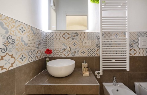 Old Town Apartment | Charming room of about 40 square meters, ideal for two people, located on the ground floor of a historic building (there is a small step at the entrance). Furnished with taste and attention to detail, it offers a warm and suggestive atmosphere, embellish