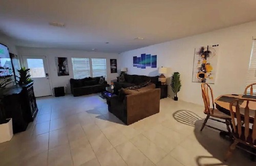 Hutchins House | Charming room with AC and WiFi in wonderful Hutchins in South Dallas county!