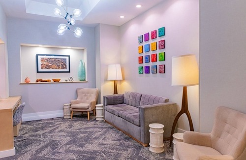 Medical Center Area Hotel | Charming Room with King Bed in LMA, Perfect for Academic Visits - Parking