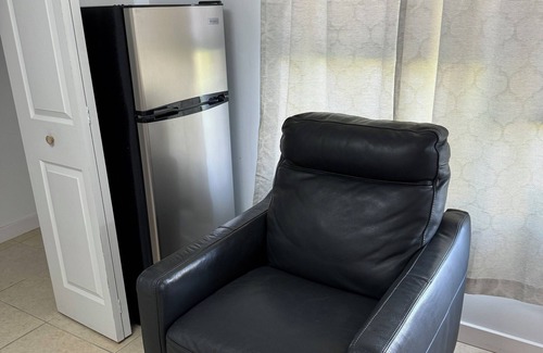 Venice Gardens Apartment | Charming Room with WiFi and AC in Beautiful Venice