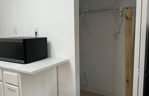 Venice Gardens Apartment | Charming Room with WiFi and AC in Beautiful Venice