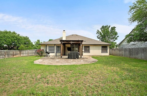 Cat Hollow House | Charming Round Rock Retreat