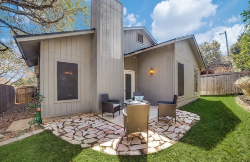 North San Antonio - SAT House | Charming Royal Casa with KING BED in North Central SA with FIRE PIT