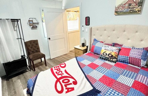 Bandera Cottage | Charming Rt 66 Cottage-Mins to Main St. Bandera