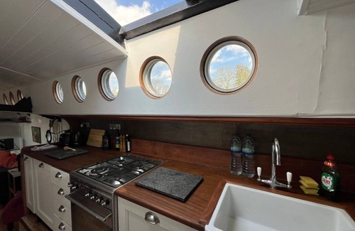 Bray Apartment | Charming Rustic houseboat at Bray Marina