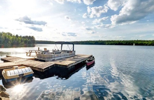Lanark Highlands House | Charming, rustic lake house on beautiful Sunset Bay on White Lake - Pet friendly
