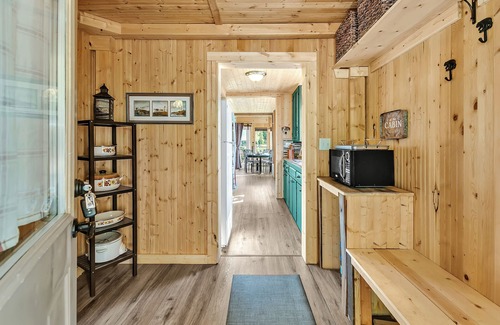 Eatonville Cabin | Charming & Rustic Lakeside Cabin: Mt. Rainier, Fall Hikes, Large Covered Deck