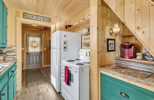 Eatonville Cabin | Charming & Rustic Lakeside Cabin: Mt. Rainier, Fall Hikes, Large Covered Deck