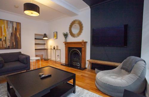 Kelvinbridge House | Charming Sandstone-Basement Apartment in West End