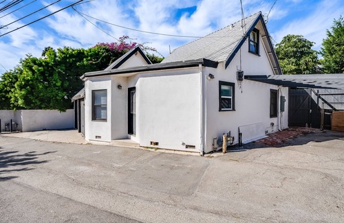 North of Montana Cottage | Charming Santa Monica Guesthouse - amazing location