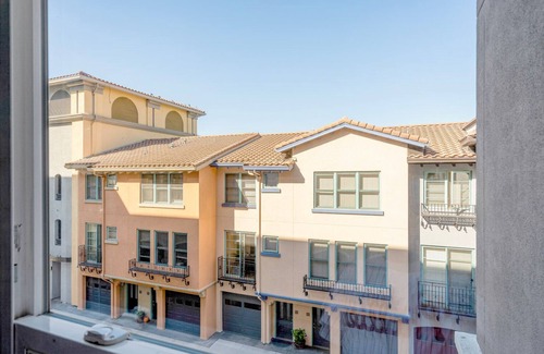 San Jose Apartment | Charming Santana Row 2BR w/Gym & Pool, nr highways, by Blueground
