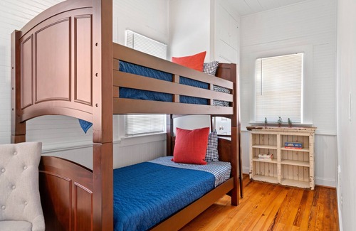 Leesburg House | Charming Schoolhouse Retreat
