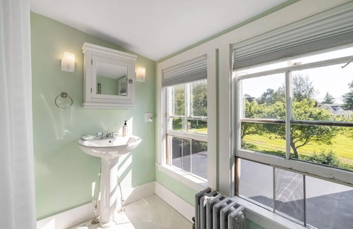 Boothbay Harbor House | Charming Seaglass House/4-bedrooms/Boothbay Harbor/Close to Town