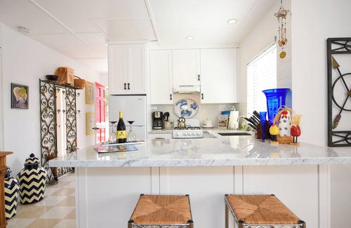 Country Club Apartment | Charming Seashell Cottage Overlooking Garden