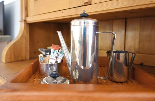 Country Club Apartment | Charming Seashell Cottage Overlooking Garden