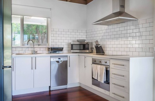 Tootgarook House | Charming Seaside Bungalow A Peninsula Hideaway