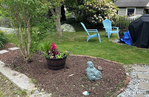 Lords Point House | Charming Seaside Cottage 2-bedroom with WiFi, AC in Lord's Point ,Stonington.