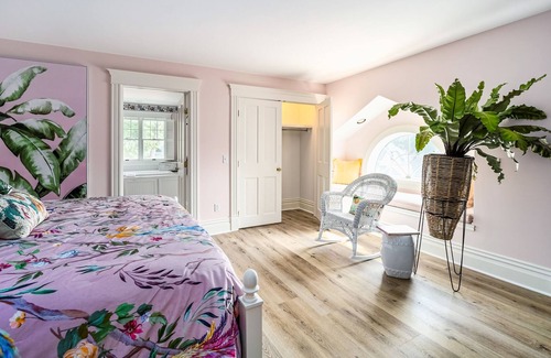 Harbor Springs Condo | Charming second-floor studio with a private washer/dryer & walkable location