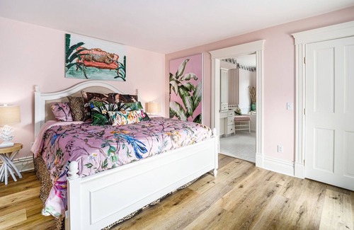Harbor Springs Condo | Charming second-floor studio with a private washer/dryer & walkable location