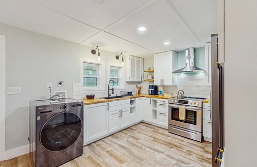 Newland Cottage | Charming Single Level Retreat with Full Kitchen, Wifi, and Washer/Dryer Combo