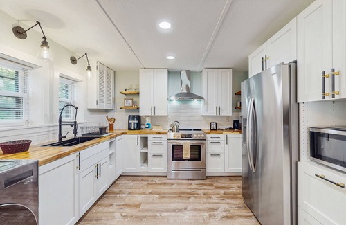 Newland Cottage | Charming Single Level Retreat with Full Kitchen, Wifi, and Washer/Dryer Combo