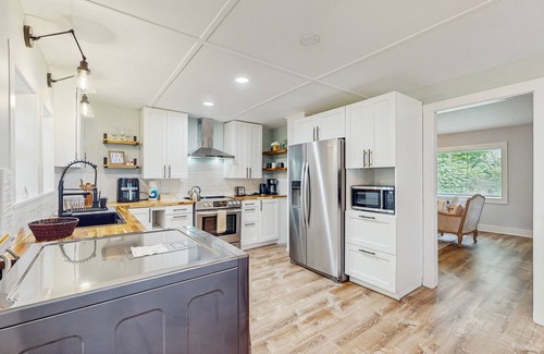Newland Cottage | Charming Single Level Retreat with Full Kitchen, Wifi, and Washer/Dryer Combo