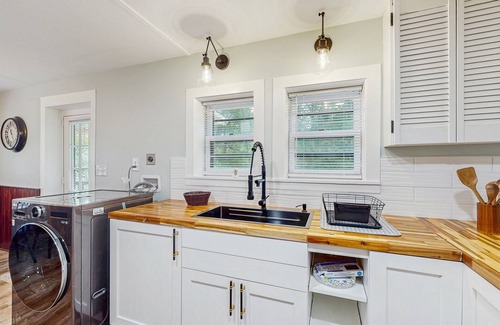 Newland Cottage | Charming Single Level Retreat with Full Kitchen, Wifi, and Washer/Dryer Combo