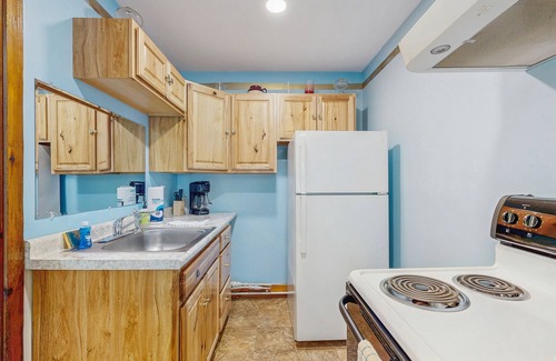 Boothbay Harbor House | Charming, single-level getaway with a full kitchen, fast WiFi, & grassy yard