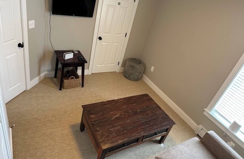 Ludlow Condo | Charming Ski Condo- Steps from the slopes!