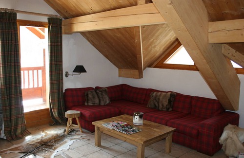 Oz Ski Chalet | Charming Ski-In-Ski-Out Chalet (sleeps 10 in 5 bedrooms)