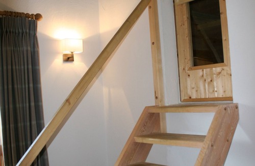 Oz Ski Chalet | Charming Ski-In-Ski-Out Chalet (sleeps 10 in 5 bedrooms)