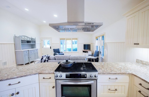 Canal Fulton Cottage | Charming Smucker's Cottage with Hot Tub