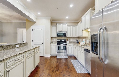 Saint Simons Island House | Charming southern townhouse w/enclosed yard & access to community pool