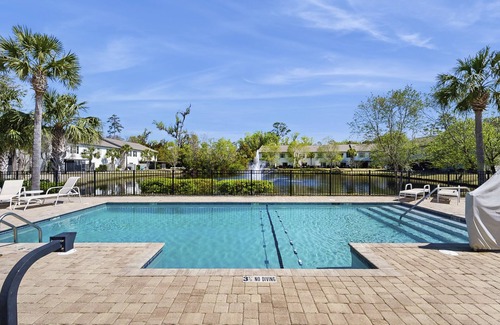 Saint Simons Island House | Charming southern townhouse w/enclosed yard & access to community pool