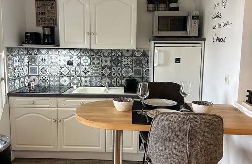 Etel Apartment | Charming spacious 1-room apartment, view of the ria, heated swimming pool in season, wifi