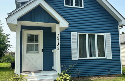 Antioch House | Charming, Spacious. 3bd, 1.5 B by - Chain O'Lakes. Kayaks&bikes 30-Day min stay