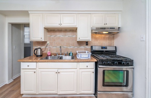 Front Park House | Charming, Spacious, 4 bedroom House in Buffalo Close to Downtown and Elmwood