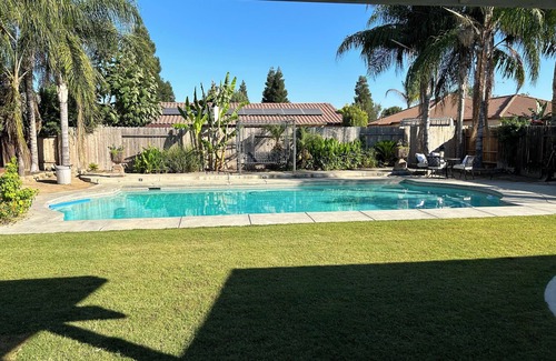 Greenacres House | Charming spacious 4 Bed house with WiFi and AC large backyard and pool.