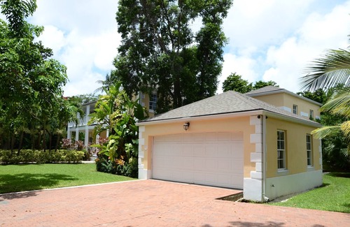 Nassau House | Charming Spacious Bahamian Home