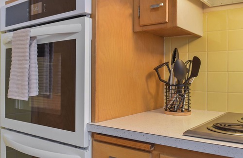 Milwaukee Apartment | Charming Spacious Comfort Near Tosa - 24 min from Airport