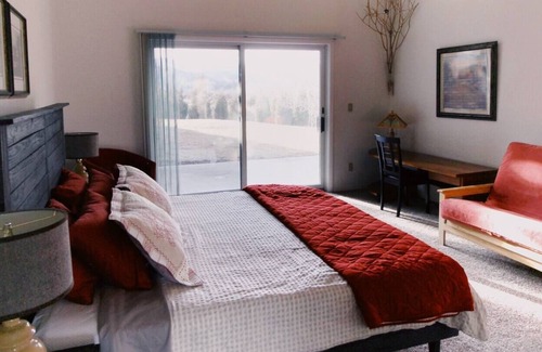 Whitehall House | Charming, Spacious, Contemporary Mountain Retreat